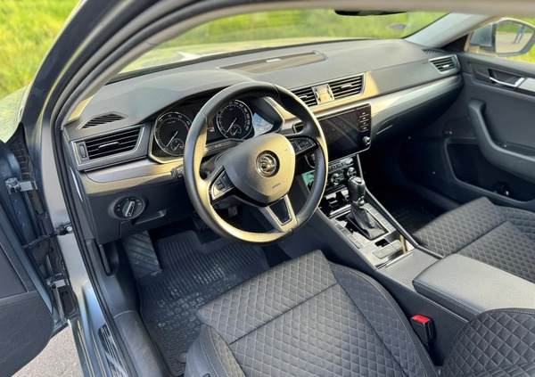 Skoda Superb cena 84000 przebieg: 121800, rok produkcji 2017 z Wrocław małe 172